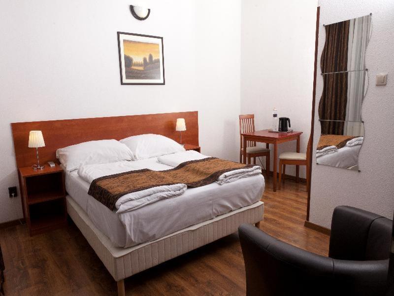 Equity Point Budapeste Quarto foto